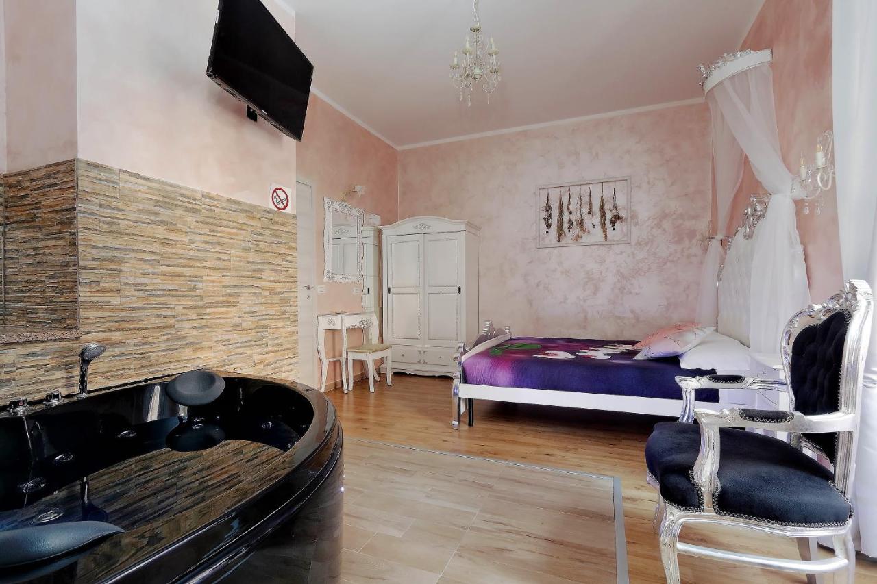 Deluxe Rooms And Chilling Jacuzzi Suite Guesthouse Rom Exterior foto