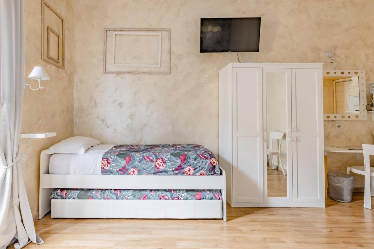 Deluxe Rooms And Chilling Jacuzzi Suite Guesthouse Rom Exterior foto